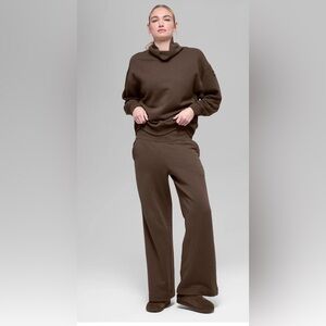 ALO Yoga Serenity Wide-Leg Sweatpant in Espresso